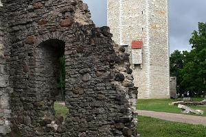 Borgtornet Vallitorn och ruiner av ordens borg på kullen Vallimägi