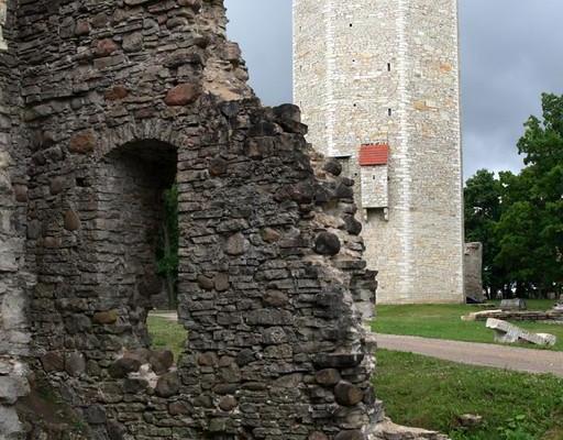 Borgtornet Vallitorn och ruiner av ordens borg på kullen Vallimägi