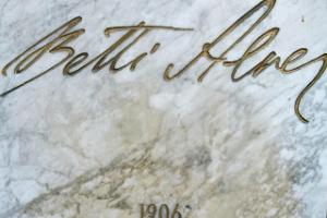 Betti Alvers minnesmärke och -park