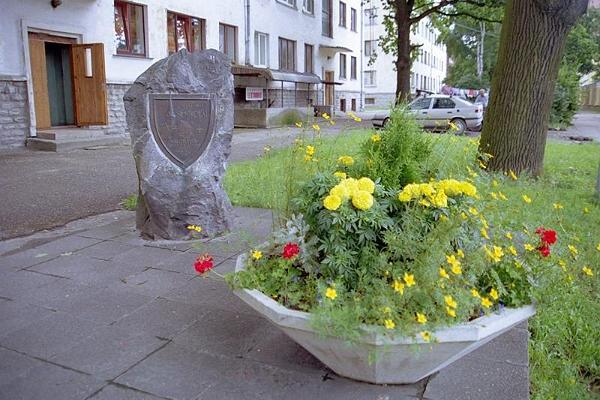 Der Gedenkstein, der der Nikolai-Kirche gewidmet ist