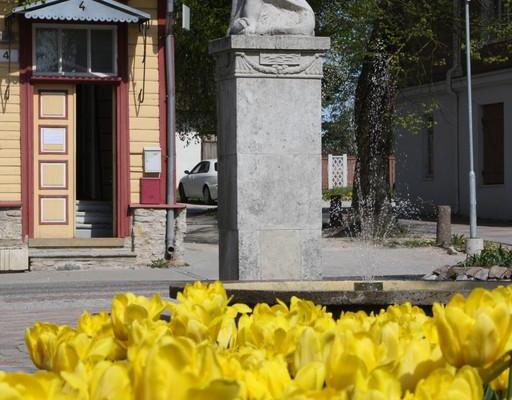 Rootsiturg ja skulptuur “Poiss kalaga”