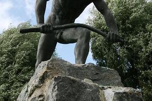 Skulptur „Der Stockbrecher“