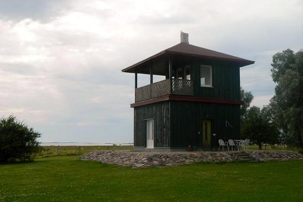 Vogelbeobachtungsturm auf dem Hof Puise Nina