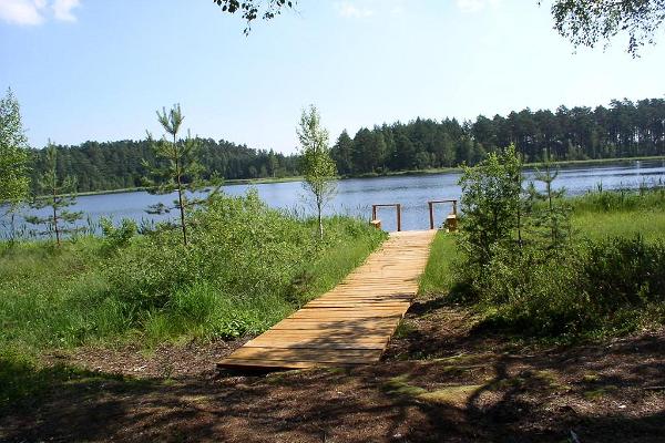 Lehrpfad am kleinen See Parika