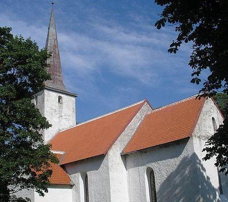 Die Nikolaus-Kirche und der Kirchgarten in Viru-Nigula