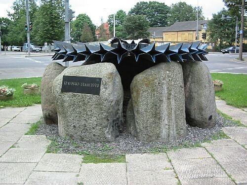 Monument "Rukkilill" ("Blåklint") till offer av stalinism på sitt före detta läge på Riiagatan