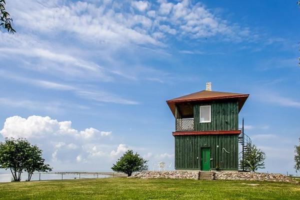 Vogelbeobachtungsturm auf dem Hof Puise Nina