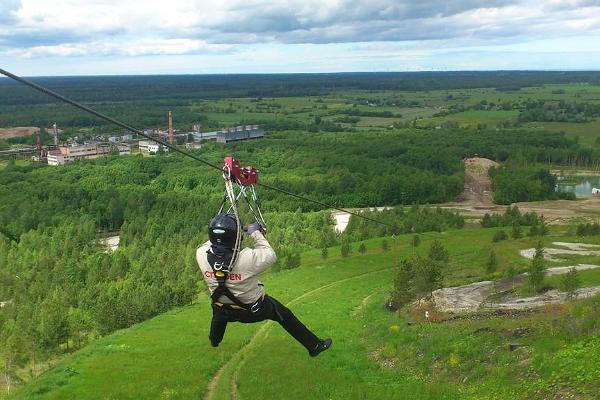 Estlands längsta repnedstigning i Kiviõli Äventyrscentrum