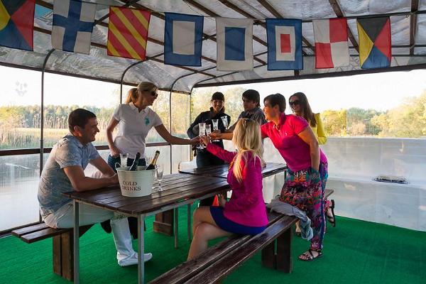 Fester och utbildningar på en liten husflotte på ån Vigala