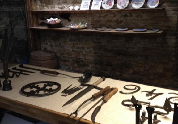 Handicraft shop at the windmill of Puraviku smithy