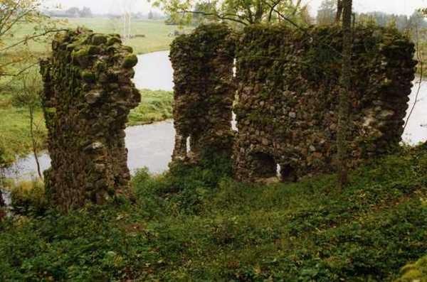 Die Ruinen vom Ordensschloss Tarvastu
