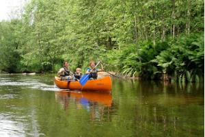 Matkajuht OÜ canoe trip on the river and cheerful rowing family