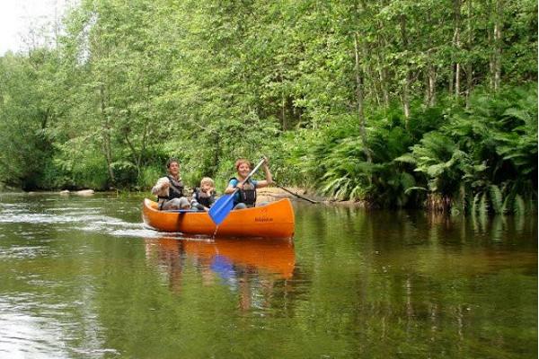 Matkajuht OÜ kanuumatk Amme jõel ja kanuus sõudev rõõmsameelne perekond