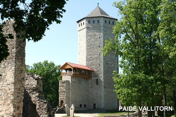 Wallturm in Paide und die Trümmer vom Ordensburg auf dem Berg Vallimägi (Wallberg).