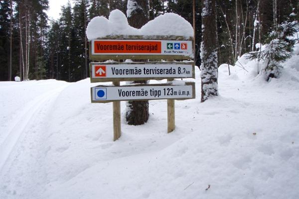 Signposts for the Vooremäe health trails: Vooremägi peak and Vooremäe health trail