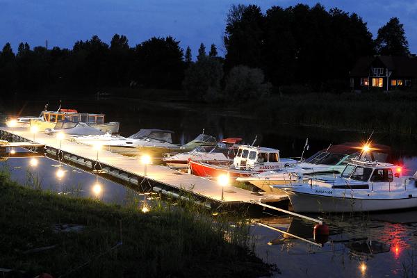 Fishing Village erbjuder fiske på Pärnuviken med hyrbåt och -utrustning