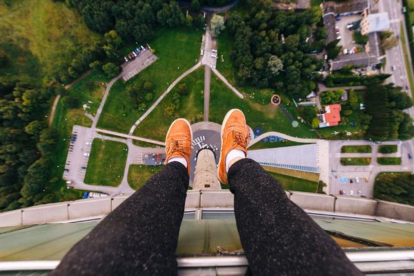 EdgeWalk in der 175 m Höhe am offenen Rang des Tallinner Fernsehturms!