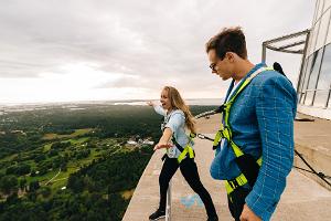 EdgeWalk  in der 175 m Höhe am offenen Rang des Tallinner Fernsehturms!