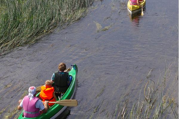 Tūrisma sētas "Salmiku" rīkotie izbraucieni ar kanoe laivām pa Pērnavas upi