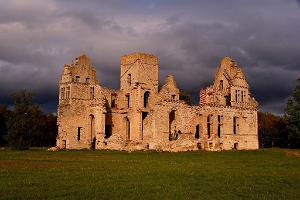 Развалины замка Унгру