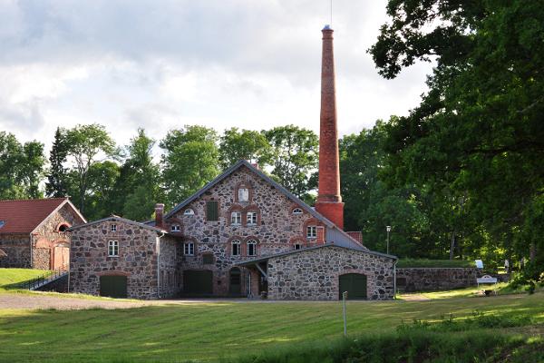 Making a ceramic or a glass item at Olustvere manor