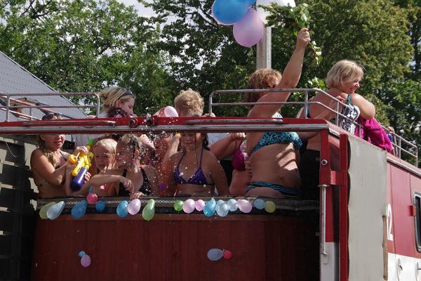 Sauna der Freiwilligen Feuerwehr in einem Feuerwehrauto