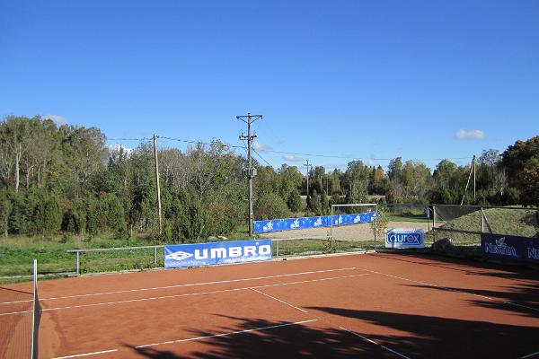 Pivarootsi Väderkvarn, tennisbana