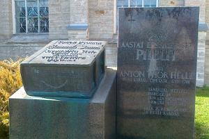 Памятник первой Библии на эстонском языке