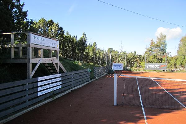 Pivarootsi Tuulik (Pivarootsi Windmühle), der Tennisplatz 