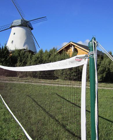 Pivarootsi Tuulik (dt. Windmühle von Pivarootsi) - Sportplätze