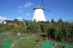 Pivarootsi Tuulik (dt. Windmühle von Pivarootsi) - Sportplätze