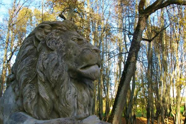 Мыза Луке и скульптура в виде льва в мызном парке