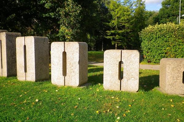 100 000. Tartu iedzīvotāja dzimšanai veltīta skulptūru grupa