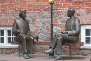 Скульптура "Оскар Уайльд и Эдуард Вильде"