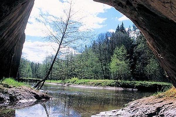 Mauern der Sõjatare- Höhle und die Uku-Höhle