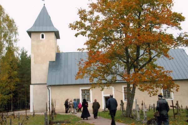 Die Kapelle und der Friedhof Rooslepa