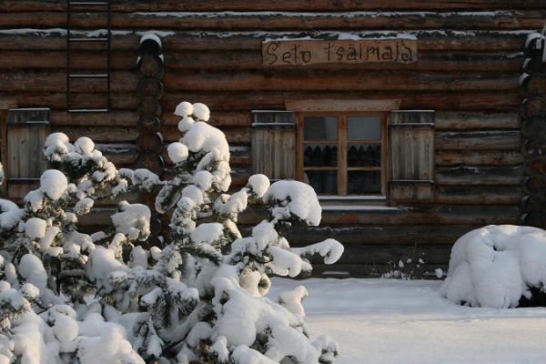 Lõuna-Eestit õnnistatakse talviti ikka paksu lumevaibaga, mida Seto Tsäimaja soojast hubasusest mõnus nautida.
