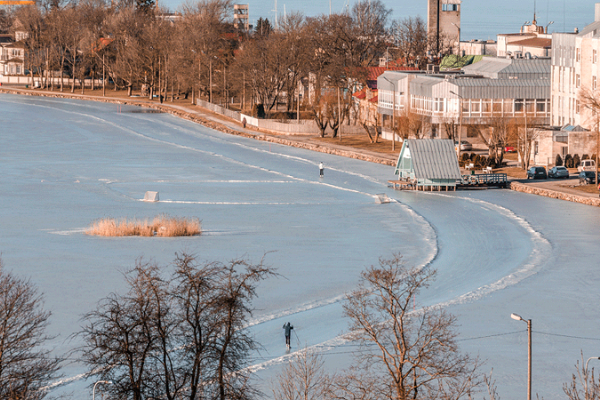 Eisbahn auf dem See Väike Viik in Haapsalu