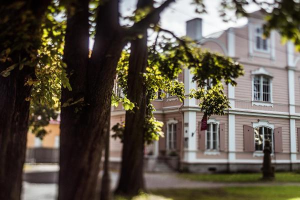 E. Vilde museum / Kastellaanimaja galerii