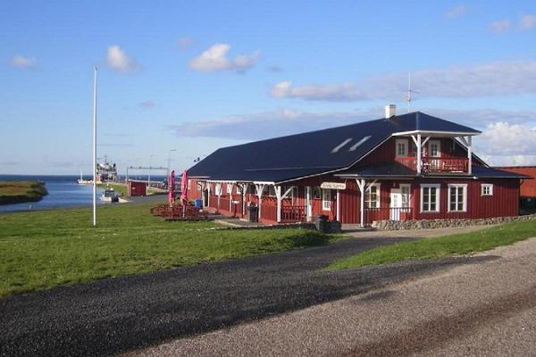 Die Schenke Sõru liegt auf der Insel Hiiumaa (dt. Dagö) im Hafen von Sõru.