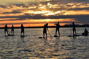 Stand Up Paddling (SUP)-Surfbrett-Verleih des Pärnuer Surfzentrums in Pärnu und anderen Orten Estlands