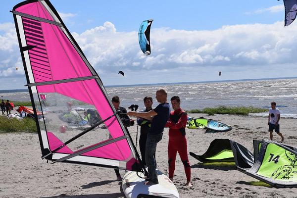 Pärnu Surfcentrums vindsurfingkurs i Pärnu och i andra ställen i Estland