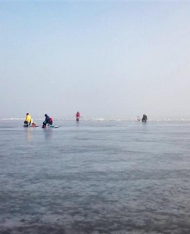 Talvinen kalastus Pärnunlahdella majoituksella Fishing Villagessa