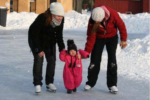 Tamme staadioni uisuväljak, pisike uisutaja koos oma abistajatega