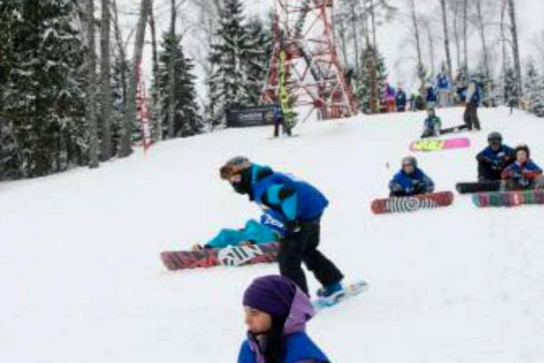 Snowboarding-Park und Hang für alpinen Skilauf auf dem Berg Valgebobusemägi