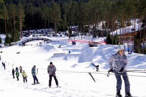 Snowboarding-Park und Hang für alpinen Skilauf auf dem Berg Valgebobusemägi