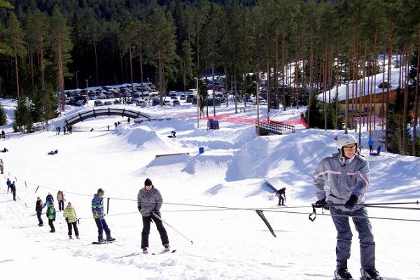 Snowboarding-Park und Hang für alpinen Skilauf auf dem Berg Valgebobusemägi