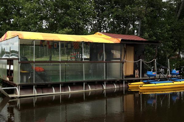 Fun and education in a raft house on the River Vigala