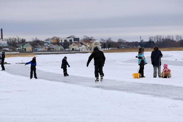 Eisbahn auf dem See Väike Viik in Haapsalu