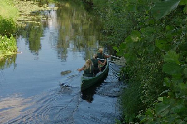 Kanuu.ee kanottur för familjer i en trygg 4-personers kanot på ån Audru
